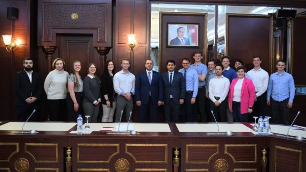 ABŞ-dan olan tələbələr Milli Məclisdə - FOTO
