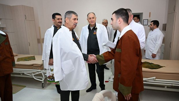 Zakir Həsənov müalicə olunan hərbi qulluqçuları ziyarət etdi