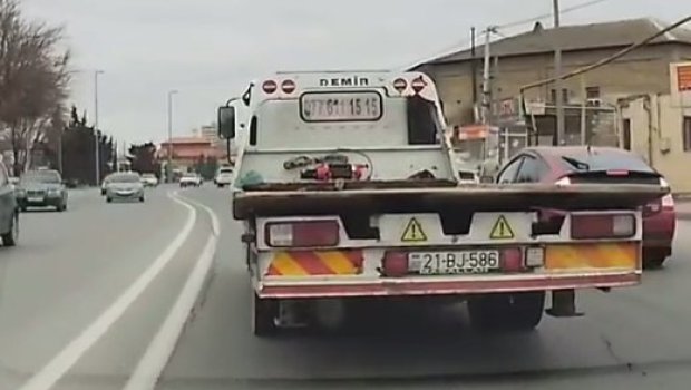 Özünü yola atan piyadanı evakuator vurdu – ANBAAN VİDEO