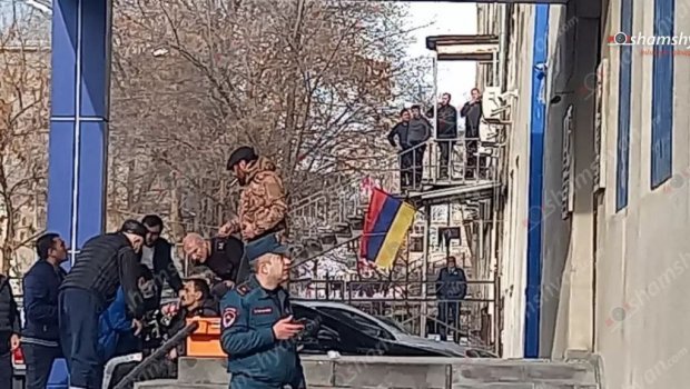 İrəvanda da vəziyyət qarışdı: Yaralılar var - VİDEO