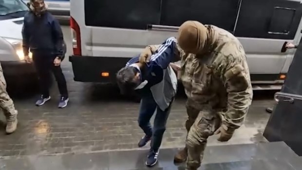 “Crocus City Hall”a hücum edənlər dindirilmək üçün İstintaq Komitəsinə gətirildi - VİDEO