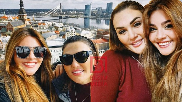 Van Dammın gəlini Avropada anası ilə belə dincəlir – FOTO