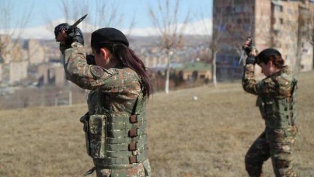 Ermənistan sərhədə qadınları yığır