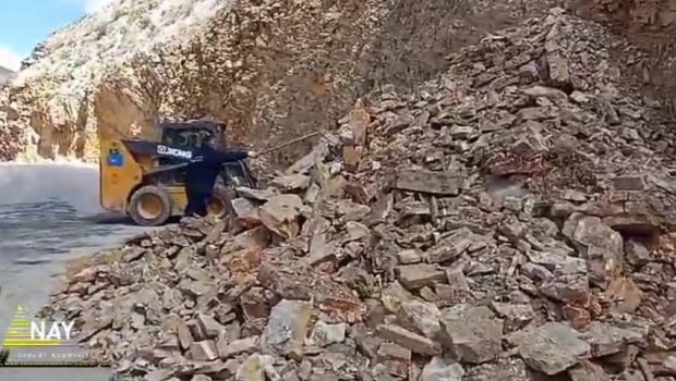 Naxçıvanda qaya parçaları avtomobil yoluna düşdü - FOTO
