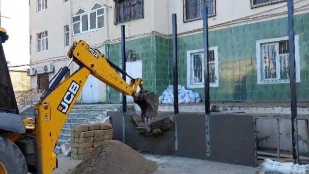 Sumqayıtda qanunsuz tikili söküldü - VİDEO
