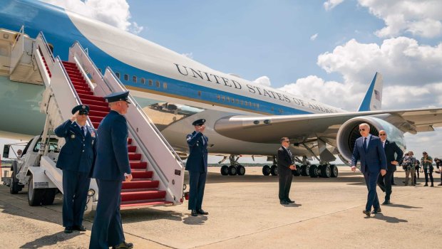 Jurnalistlər ABŞ prezidentinin təyyarəsindən oğurluq ediblər