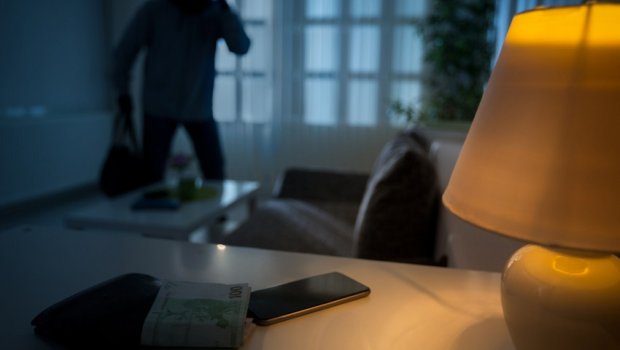 Bibisi borc vermədi, evə girib 27 500 manatını oğurladı - FOTO 