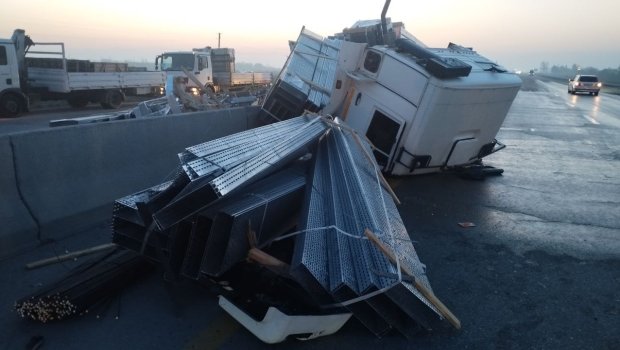 “KaMAZ” qəza törətdi, yükü yola dağıldı - FOTO-VİDEO