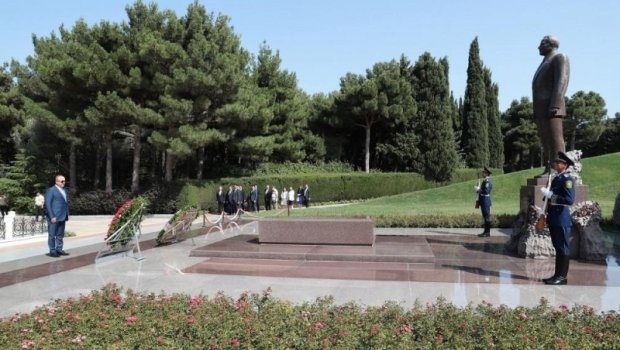 Çavuşoğlu Heydər Əliyevin məzarını ziyarət etdi