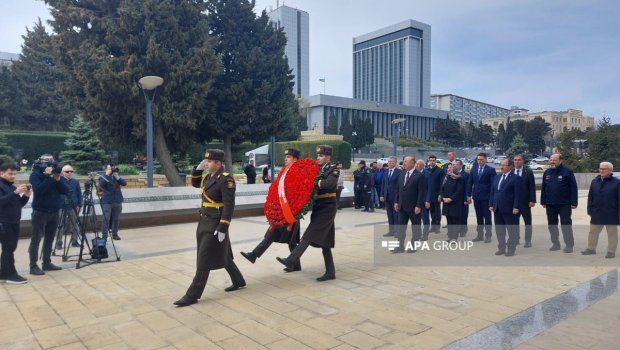 Çavuşoğlu Şəhidlər xiyabanı və Türk Şəhidliyini ziyarət etdi – FOTO/VİDEO 