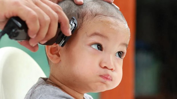 Körpələrin saçını keçəl qırxmaq ZƏRƏRLİDİR? – Həkimlərdən TƏZADLI YANAŞMA 