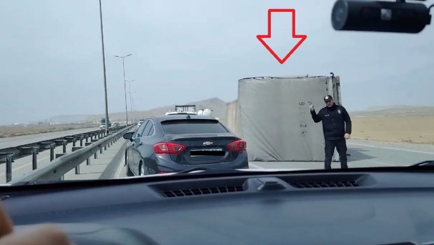 Salyan şosesində TIR aşdı - Tıxac yarandı - VİDEO