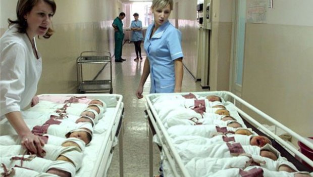 Doğum sayında KƏSKİN AZALMA – “Əvvəllər bir qadın 6 uşaq dünyaya gətirirdisə…”
