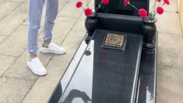Vəfat etmiş şəxsə QR kodlu məzar daşı QOYULDU – Bu, islamda QADAĞANDIR?