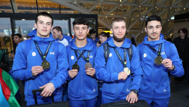 Qızıl medal qazanan gimnastlarımız Vətənə döndü - FOTO