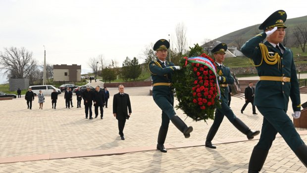 Ceyhun Bayramov Bişkekdə Çingiz Aytmatovun məzarını ziyarət etdi - FOTO