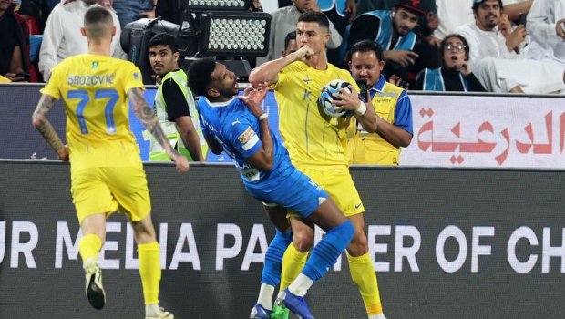 Ronaldo rəqib futbolçuya dirsəyi ilə zərbə endirdi - ANBAAN VİDEO