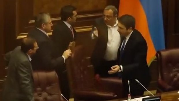 Robert Köçəryanın oğlu və Seyran Ohanyan parlamentin qapalı iclasına buraxılmadı - VİDEO