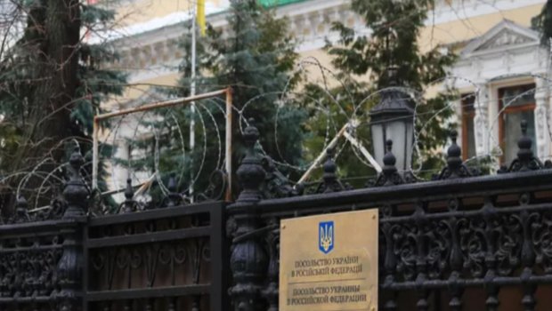 Ukraynanın Moskvadakı səfirliyində Rusiya bayrağı qaldırıldı