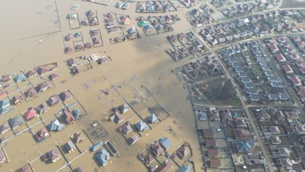 Orenburq şəhəri su altında qalır - VİDEO