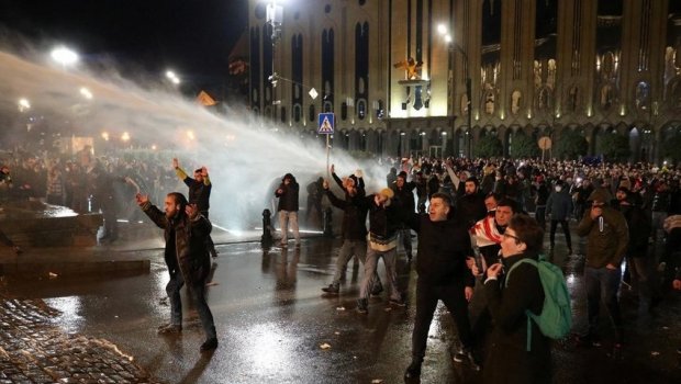 Etirazlar nəticə VERMƏDİ: “Xarici agentlər haqqında” qanun layihəsini birinci oxunuşda qəbul edildi