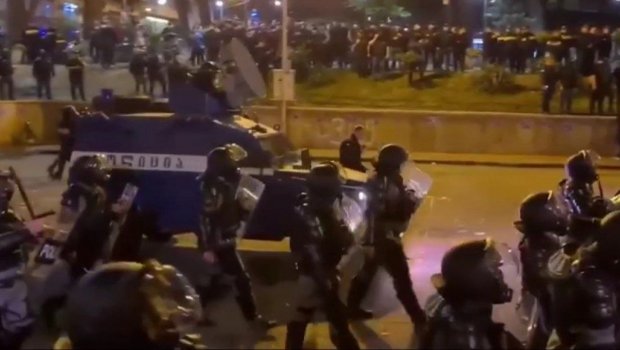 Tbilisidə 11 etirazçı saxlanılıb, polis əməkdaşı yaralanıb - VİDEO