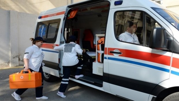 Ağsuda təcili tibbi yardım xidmətinin əməkdaşlarına xəsarət yetirildi