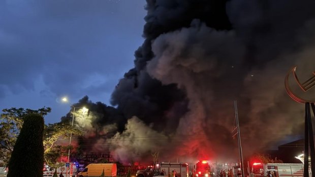 İzmirdə iki zavod yanır - FOTO