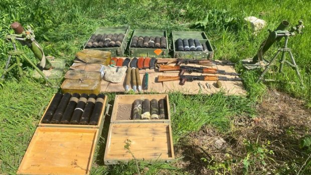 Ağdamda silah-sursat aşkar edildi: Avtomat, qumbara, detonator... - VİDEO