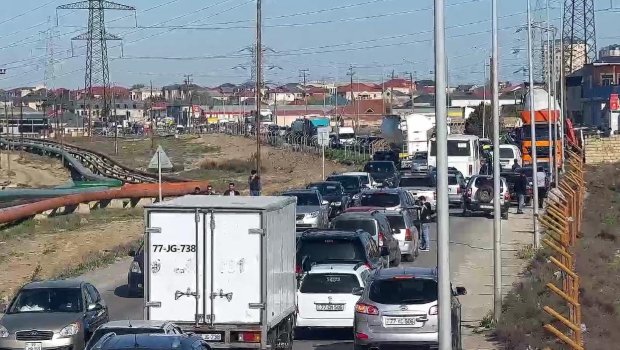 Binəqədi-Balaxanı şosesində yük maşını aşdı: Sıxlıq var - FOTO