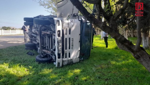 Cəlilabadda TIR aşdı – FOTO  