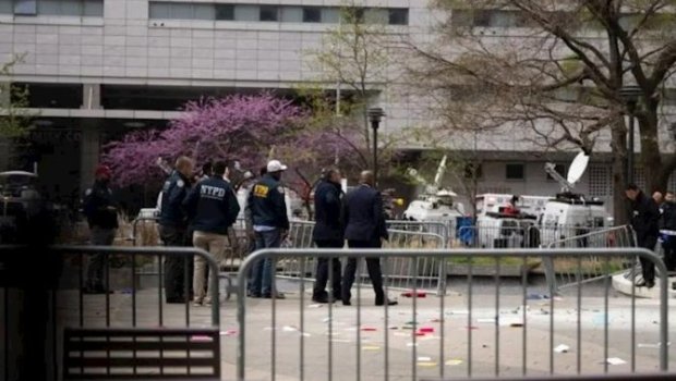 Trampın keçirildiyi məhkəmə binasının qarşısında bir nəfər özünü YANDIRIB – VİDEO 