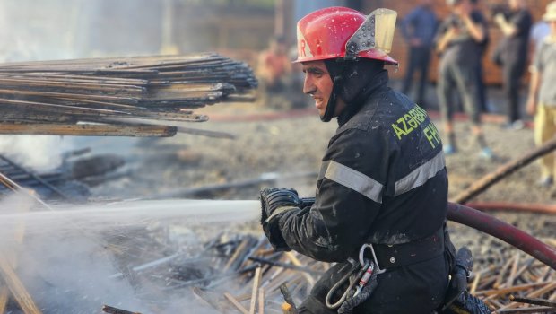 “Taxta bazarı”ndakı yanğının söndürülməsinə 15 texnika və 70 nəfər cəlb olunub - FOTO/VİDEO