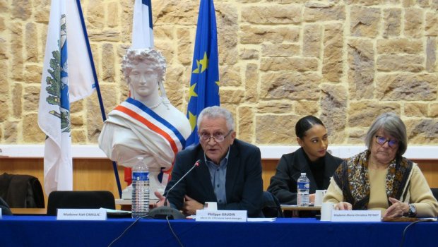 Fransada şəhər meri nasist salamı verdi