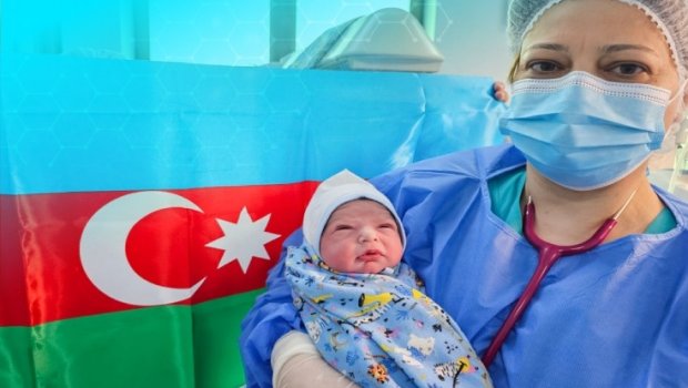 Xankəndidə dünyaya gələn ilk körpənin ailəsinə mənzil ayrıldı - FOTO