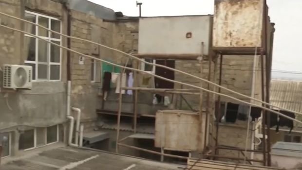 Bakıda 130-dan çox yaşı olan bina hər an uça bilər - VİDEO
