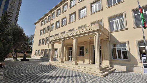 Bakının orta məktəbində yanğın oldu  - VİDEO