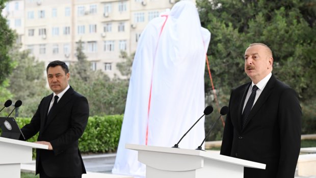 İlham Əliyev və Sadır Japarov Çingiz Aytmatovun abidəsinin açılış mərasimində iştirak etdilər - FOTO