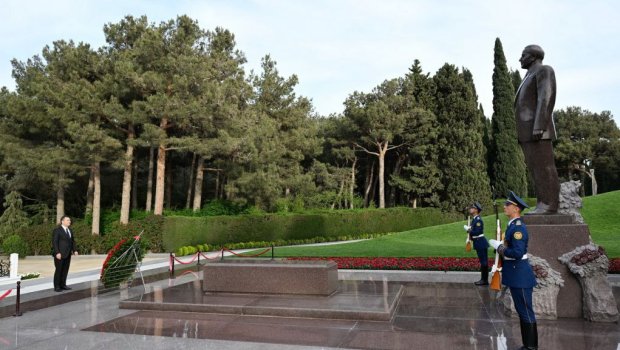 Qırğızıstan Prezidenti Ulu Öndər Heydər Əliyevin məzarını ziyarət edib - FOTO