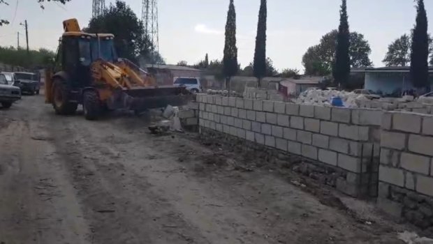 Gəncədə qanunsuz tikili söküldü – FOTO/VİDEO  