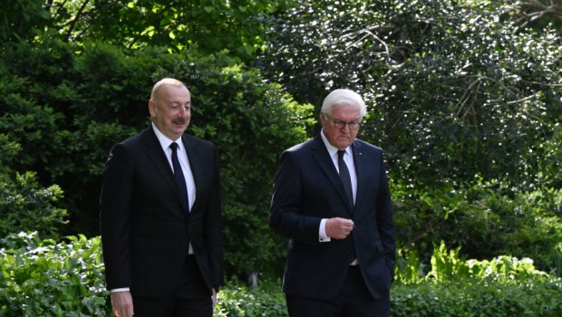 İlham Əliyev almaniyalı həmkarı ilə açıq havada gəzərək söhbətləşib - VİDEO