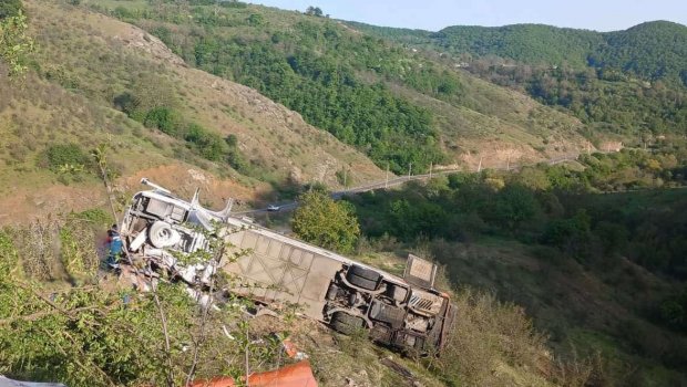 Ermənistanda İrana məxsus avtobus qəza törədib, 3 ölü, 6 yaralı var - FOTO