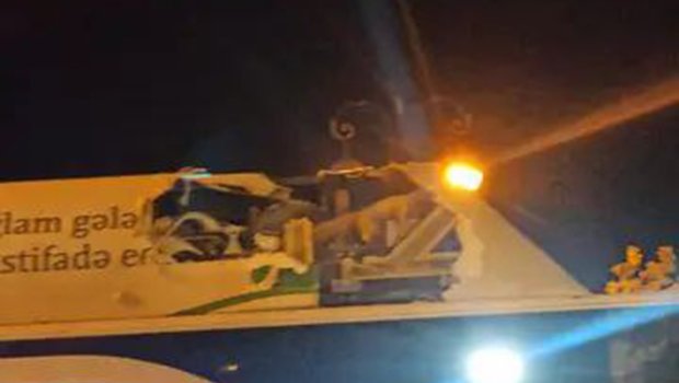 “Azneft” dairəsində “Baku Bus”ın üstünə ağac aşdı - FOTO-VİDEO