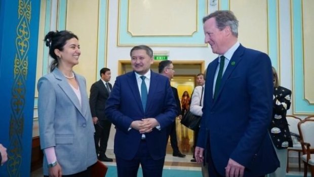 Azərbaycanlı Leyla Nəcəfzadə Böyük Britaniya naziri Kemeronun heyətində - FOTO