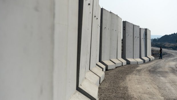 İran Əfqanıstanla sərhəddə beton divar TİKİR - FOTO