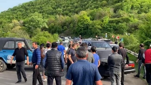 Sərhədimizdə etiraz edən erməni qadınlar ağlayır, polislər onlara gülür - VİDEO