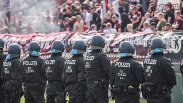 Almaniyada futbol matçı zamanı iğtişaş - 155 polis xəsarət aldı