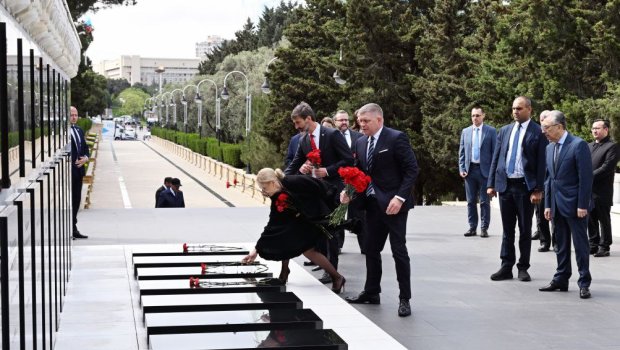 Slovakiyanın Baş naziri Şəhidlər xiyabanını ziyarət etdi - FOTO