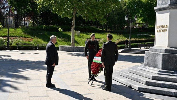 Əli Əsədov Ankarada Ümummilli Lider Heydər Əliyevin abidəsini ziyarət edib - FOTO