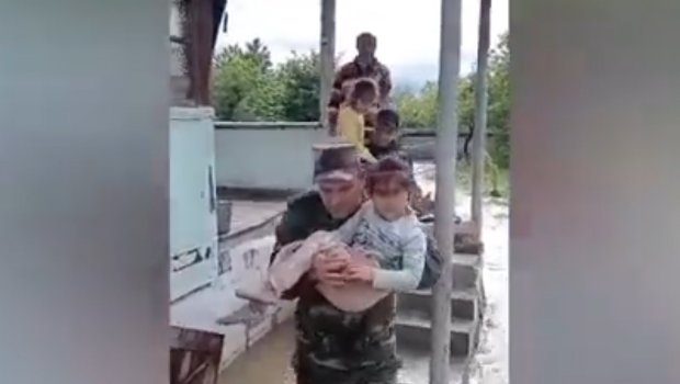 Qəbələnin kəndini su basıb, 2 azyaşlı təxliyə edilib - VİDEO 